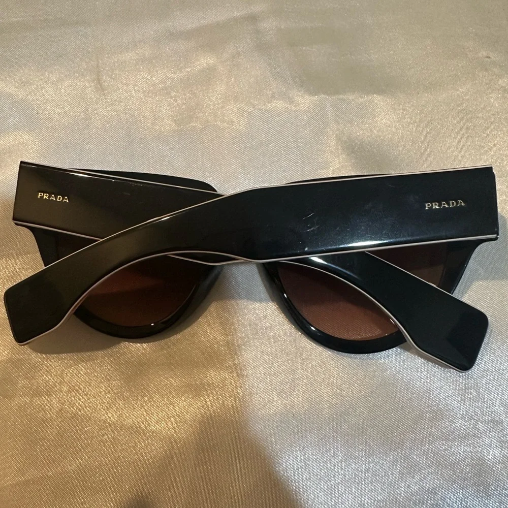 Prada sunglasses - Picture 4 of 6